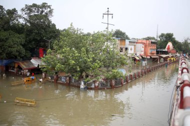 NEW DELHI, INDIA - 15 Temmuz 2023 tarihinde, Yeni Delhi, Hindistan 'da Hanuman Mandir yakınlarında, Yamuna Çarşısı' nın karşısında sular altında kaldı. Nehrin su seviyesi 45 yılı aşkın bir süredir tüm zamanların en yüksek seviyesine ulaştıktan sonra Çarşamba gününden beri yükseliyor..