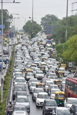 NEW DELHI, INDIA - 6 Temmuz 2023 tarihinde Yeni Delhi, Hindistan 'da ITO yakınlarındaki Vikjas Marg' da yoğun trafik sıkışıklığı yaşandı. (Fotoğraf: Sonu Mehta / Hindustan Times) 