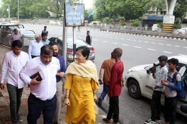 NEW DELHI, INDIA - 9 Temmuz 2023 tarihinde Yeni Delhi, Hindistan 'da Tilak Köprüsü' nde su bloklama yaptıktan sonra Delhi Hükümeti Bakanı Atishi fırtına suyu pompası evini ziyaret etti. Delhi-NCR, Cuma, Cumartesi ve Cumartesi gecesi şiddetli yağmura boğuldu.