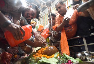 NEW DELHI, INDIA - 15 Temmuz 2023 'te Hindistan' ın Yeni Delhi şehrinde bulunan Chandni Chowk, Gauri Shankar Mandir 'de Shiva linga' ya süt ve su sunan kişiler olarak Sawan Shivratri 'ye dua etmek için Hindu dindarlar grubu tarafından ziyaret edildi. Sawan, bu...