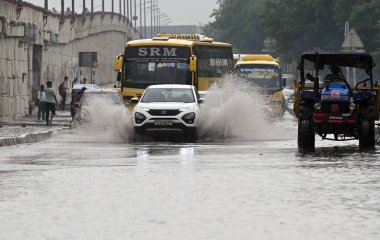 NEW DELHI, INDIA - 26 Temmuz 2023 'te, Hindistan' ın Yeni Delhi kentinde, muson yağmurları sırasında Mayur Vihar Faz-2 yakınlarında araçlar yağmurlu bir yolda ilerledi. Delhi-NCR sakinleri şiddetli yağış gördü. Banliyö sakinleri su kaydıyla ilgili sorunlarla karşılaştı