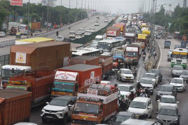 GURUGRAM, INDIA - 10 Ağustos 2024 'te Hindistan' ın Gurugram kentinde, Honda Chowk Kahramanı 'nın üstgeçişi yakınlarındaki yağmur nedeniyle NH-48' de trafik sıkışıklığı. (Fotoğraf: Parveen Kumar / Hindustan Times )