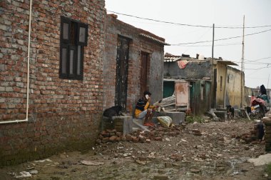 FARIDABAD, INDIA - 29 Temmuz 2023 'te Faridabad, Hindistan' da, Şii Enklavı 'ndaki evlerde, Yamuna Nehri' nin taşkın sularını kesen insanlar. (Fotoğraf: Parveen Kumar / Hindustan Times ) 