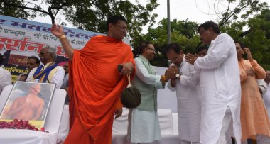 NEW DELHI, INDIA - 17 Temmuz: BJP Delhi Başkanı Virendra Sachdeva ve taraftarları, 17 Temmuz 2023 'te Jantar Mantar, Hindistan' da Karnataka 'da bir Jain rahibinin vahşice öldürülmesini protesto etmek üzere bir gün boyunca sessizce oturdular. Fotoğraf: Sonu mehta / Hindustan T