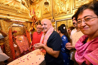 NEW DELHI, INDIA - 10 AĞUSTOS: Eski Delhi Genel Başkan Yardımcısı ve Aam Aadmi Partisi (AAP) lideri Manish Sisodia, Yüksek Mahkeme tarafından Delhi Vergi Politikası davasında kefaletle serbest bırakıldıktan sonra Connaught Place 'deki Hanuman Tapınağında namaz kılmaya başladı