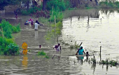 NEW DELHI, INDIA - 11 Temmuz 2023 'te Hindistan' ın Yeni Delhi kentinde Mayur Vihar Faz-1 yakınlarında daha güvenli bir yere taşınırken Yamuna nehri etrafındaki alçak bölgelerdeki insanlar eşyalarını taşırlar. (Fotoğraf: Sanjeev Verma / Hindustan Times)