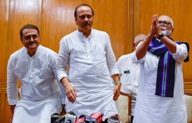 MUMBAI, INDIA 2 Temmuz: NCP lideri ve yeni atanan Dy CM Ajit Pawar, NCP milletvekili Praful Patel ve NCP milletvekili ve minsiter Chhagan Bhujbal, 2 Temmuz 2023 tarihinde Hindistan 'ın başkenti Mumbai' de düzenlenen Sahayadri Konuk Evi 'nde basın toplantısında basın mensuplarına demeç verdi.