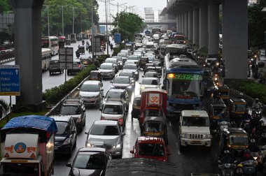 MUMBAI, INDIA - 18 Temmuz 2023 'te Hindistan' ın Mumbai kentinde Batı Ekspres Otoyolu 'nda şiddetli yağış nedeniyle trafik vardı. (Fotoğraf: Vijay Bate / Hindustan Times )