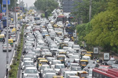 NEW DELHI, INDIA - 6 Temmuz 2023 tarihinde Yeni Delhi, Hindistan 'da ITO yakınlarındaki Vikjas Marg' da yoğun trafik sıkışıklığı yaşandı. (Fotoğraf: Sonu Mehta / Hindustan Times) 