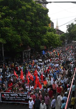 KOLKATA, INDIA - 13 Temmuz: Sol Cephe, Kongre Partisi, ISF ve diğer müttefik partiler Bengal Panço 2023 seçimlerinde şiddete ve insanların öldürülmesine karşı düzenlenen merkezi protesto mitingine katıldılar ve Devlet Hükümeti ve Devlet Seçim Eşbaşkanlığını eleştirdiler