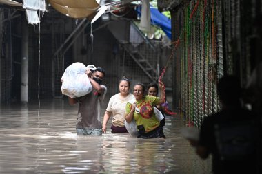 NEW DELHI, INDIA - 15 Temmuz 2023 'te Yeni Delhi, Hindistan' da Tibet Pazarı 'ndaki sel baskınından sonra dükkan sahipleri dükkanlarını temizlerken görüldü. Nehrin su seviyesi Çarşamba gününden beri yükseliyor.