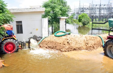 Gaziabad, Hindistan - 24 Temmuz 2023: Hindon Nehri 'nden gelen bir 220kv aktarma istasyonu, 24 Temmuz 2023 tarihinde Hindistan' ın Gaziabad kentinde Kanha Upvan 'da su seviyelerinde artış yaşandı. Fotoğraf: Sakib Ali / Hindustan Times )