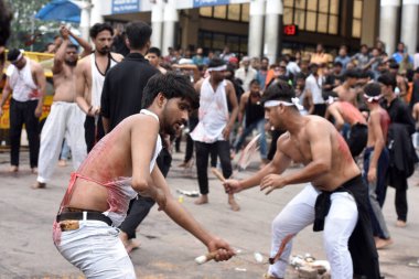 NEW DELHI, INDIA - 29 Temmuz 2024: Müslüman dindarlar, Yeni Delhi, Hindistan 'da 29 Temmuz 2023 tarihinde Şii Jama Mescid Kashmiri Kapısı' nda, 10 Muharram-ul-Haram günü için düzenlenen yas törenine katıldılar. Ashura, İmam Hüseyin 'in yasını tutuyor..