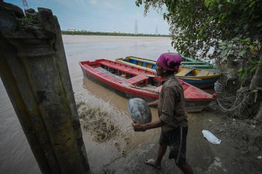 NEW DELHI, INDIA - 13 Temmuz 2023 'te Hindistan' ın Yeni Delhi kentinde Geeta kolonisi tarafında şiddetli muson yağmurları sonrasında Yamuna nehrinin yükselen su seviyesi ile dolup taşan alçak bir bölgenin genel görünümü. 