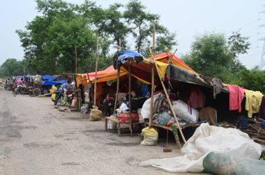 NOIDA, INDIA - 13 Temmuz 2023 'te Hindistan' ın Noida kentinde muson yağmurları nedeniyle Yamuna Nehri 'nin kabarması nedeniyle evleri sular altında kaldıktan sonra 127. (P