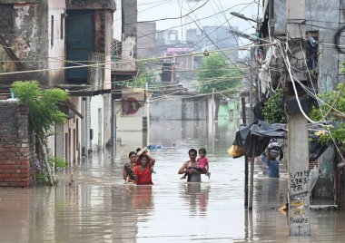 NEW DELHI, INDIA - 13 Temmuz Perşembe günü Yeni Delhi, Hindistan 'daki Jaitpur khadda kolonisinde şiddetli muson yağmurları sonrasında, Yamuna Nehri' nin taşkın sularından insanları kurtaran Ulusal Afet Müdahale Gücü (NDRF) personeli. Fotoğraf: Sunil Ghosh /