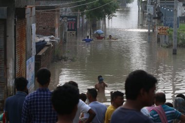 NEW DELHI, INDIA - 15 Temmuz 2023 tarihinde Yeni Delhi, Hindistan 'da Yamuna sel suları, Yamuna sel ovası yakınlarındaki Jaitpur Badarpur Bölgesi' nde gündeme geldi. Nehrin su seviyesi Çarşamba gününden beri yükseliyor.