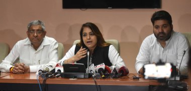 NEW DELHI, INDIA - 4 Temmuz: Delhi Belediye Başkanı Shelly Oberoi, (C) Delhi Belediye Başkan Yardımcısı Aaley Mohammad Iqbal (R) MCD Genel Başkanı Mahesh Goyal (L) basın toplantısında basın mensuplarına seslendi