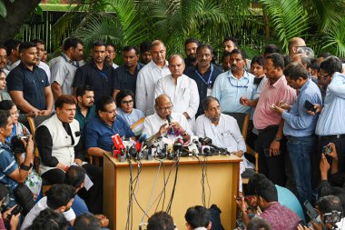 NEW DELHI, INDIA - 6 Temmuz 2023 tarihinde Hindistan 'ın Yeni Delhi kentinde düzenlenen NCP Ulusal Yürütme Toplantısı sonrasında NCP şefi Sharad Pawar basın toplantısında bir konuşma yaptı. (Fotoğraf: Sanjeev Verma / Hindustan Times)