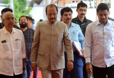 MUMBAI, INDIA - 18 Temmuz 2023 'te Hindistan' ın Mumbai kentinde, Vidhan Bhavan 'da muson yağmurlarının ikinci gününde Ajit Pawar grubundan MLA' lar devreye girdi. Fotoğraf: Satish Bate / Hindustan Times)