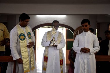 NAVI MUMBAI, INDIA - 19 Temmuz 2023 'te Nerul, Navi Mumbai, Hindistan' da Papa II. John Paul 'un Seyyah Anıtı' nın ziyaret törenine hoş geldiniz. Papa 2. John Paul 'un bir kalıntısı, tahta bir haçın bir parçası, beş günlük 