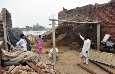 GHAZIABAD, INDIA - 18 Temmuz 2023 'te Hindistan' ın Gaziabad kentinde, Alipur seddindeki sızıntı üzerine seller nedeniyle bazıları çökerken, Badarpur köyündeki birçok ev sel nedeniyle çatlaklar geliştirdi. Fotoğraf: Sakib Ali / Hind