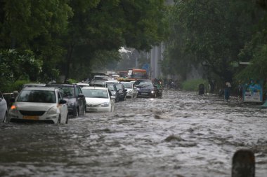 NEW DELHI, INDIA - 8 Temmuz 2023 'te Hindistan' ın Yeni Delhi kentinde, Nehru yer üstgeçidini bağlayan Mathura yolunda şiddetli muson yağmurlarının ardından sular altında kaldı. Delhi-NCR, Cuma ve Cumartesi gecelerinde şiddetli yağmurdan sırılsıklam olmuştu. Üstü...