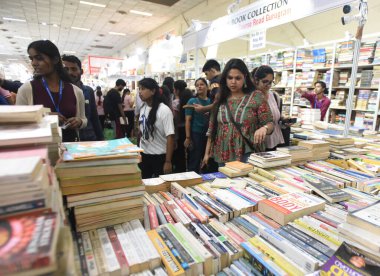 NEW DELHI, INDIA - 30 Temmuz 2023: İnsanlar, Hindistan Ticaret Teşvik Örgütü (ITPO) tarafından 30 Temmuz 2023 tarihinde Yeni Delhi, Hindistan 'da düzenlenen Delhi Kitap Fuarı' nın 27. (Fotoğraf: Sonu Mehta / Hindustan Times 