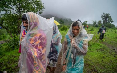 20 Temmuz 2023 'te Hindistan' ın Raigad kentinde Khalapur Irshalwadi Köyü 'nde enkaz altında kalan insanların kurtarma operasyonlarının ardından kurbanlar aşağı iniyor. Muazzam bir kara parçası en az 16 kişiyi öldürdü.