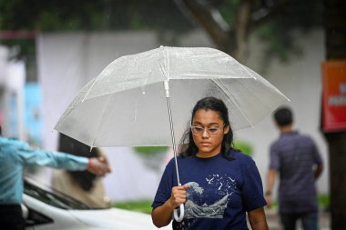 NEW DELHI, Hindistan - 10 Ağustos: 10 Ağustos 2024 'te Yeni Delhi, Hindistan' da IIT Delhi 'de ani yağış sırasında görülen insanlar. 