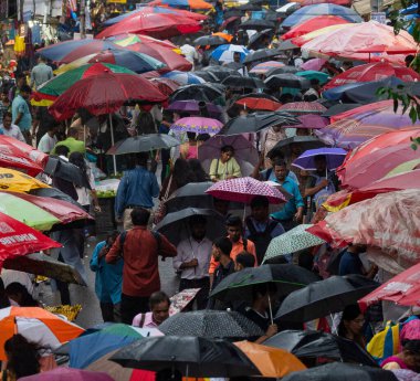 MUMBAI, INDIA - 18 Temmuz 2023 'te Hindistan' da Dadar TT 'de sağanak yağmurla ilgilenen insanlar. Fotoğraf: Anshuman Poyrekar / Hindustan Times)