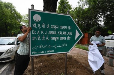 NEW DELHI, INDIA - 6 Temmuz 2023 'te Yeni Delhi, Hindistan' da Auranzeb Lane ismi APJ Abdul Kalam Lane olarak değiştirildikten sonra NDMC çalışanları tabela tabelasını değiştirdi. Fotoğraf: Sanchit Khanna / Hindustan Times)