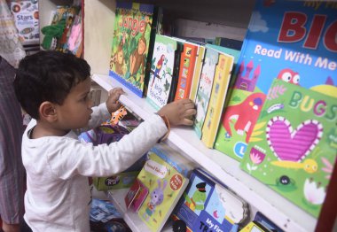 NEW DELHI, INDIA - 30 Temmuz 2023: İnsanlar, Hindistan Ticaret Teşvik Örgütü (ITPO) tarafından 30 Temmuz 2023 tarihinde Yeni Delhi, Hindistan 'da düzenlenen Delhi Kitap Fuarı' nın 27. (Fotoğraf: Sonu Mehta / Hindustan Times 