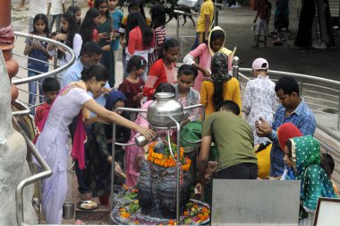 GURUGRAM, INDIA - 10 Temmuz 2023 'te Hindistan' ın Gurugram kentinde 10 Temmuz 2023 'te Hindistan Shri Shri Shri 1008 Baba Ratan Das Prachin Tapınağı' nda Hindu Tanrısı Şiva kutsal ayı için ayinler düzenledi..