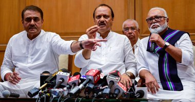 MUMBAI, INDIA 2 Temmuz: NCP lideri ve yeni atanan Dy CM Ajit Pawar, NCP milletvekili Praful Patel ve NCP milletvekili ve minsiter Chhagan Bhujbal, 2 Temmuz 2023 tarihinde Hindistan 'ın başkenti Mumbai' de düzenlenen Sahayadri Konuk Evi 'nde basın toplantısında basın mensuplarına demeç verdi.