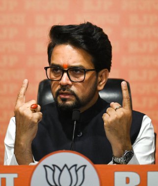 NEW DELHI, INDIA 22 Temmuz: Anurag Thakur Bilgi ve Yayın Bakanı DDU Marg 'daki BJP genel merkezinde düzenlenen basın toplantısında, Rajasthan, Bihar ve Batı Bengal' de kayıtlı kadınlara karşı işlenen bazı suçlara atıfta bulundu