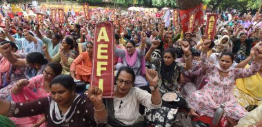 NEW DELHI, INDIA - 28 Temmuz 2023 'te Anganwadi çalışanları ve yardımcıları, Hindistan' ın Yeni Delhi kentinde 28 Temmuz 2023 'te Jantar Mantar' da Anganwadi İşçi Federasyonu (AEFI) bayrağı altında ülke çapındaki protestoları protesto ettiler. Şey...