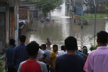 NEW DELHI, INDIA - 15 Temmuz 2023 tarihinde Yeni Delhi, Hindistan 'da Yamuna sel suları, Yamuna sel ovası yakınlarındaki Jaitpur Badarpur Bölgesi' nde gündeme geldi. Nehrin su seviyesi Çarşamba gününden beri yükseliyor.