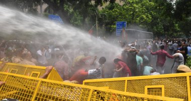 NEW DELHI, INDIA - 25 Temmuz: Güvenlik personeli, Delhi Genel Sekreteri ve AAP Sözcüsü Arvind Kejriwal 'e karşı 25 Temmuz 2023 tarihinde Yeni Delhi, Hindistan' da düzenlenen bir protesto sırasında Bharatiya Janata Partisi (BJP) çalışanlarını dağıtmak için su topu kullandı. Fotoğraf.