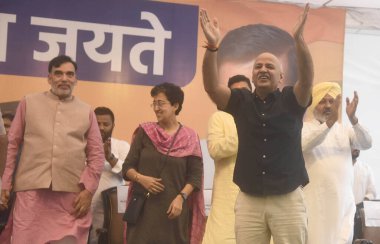 NEW DELHI, INDIA - 10 AUGust: AAP liderleri Manish Sisodia, Sanjay Singh, Gopal Rai, Atishi Marlena ve Saurabh Bhardwaj ile birlikte Sisodia 'nın Tihar' daki cezaevinden 10 Ağustos 2024 'te Yeni Delhi' deki AAP parti ofisinde kefaletle salıverilmesinin ertesi gününü kutluyorlar., 