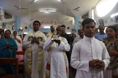 NAVI MUMBAI, INDIA - 19 Temmuz 2023 'te Nerul, Navi Mumbai, Hindistan' da Papa II. John Paul 'un Seyyah Anıtı' nın ziyaret törenine hoş geldiniz. Papa 2. John Paul 'un bir kalıntısı, tahta bir haçın bir parçası, beş günlük 
