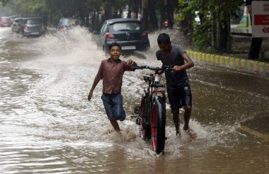 GHAZIABAD, INDIA - 8 Temmuz 2023 tarihinde Hindistan 'ın Gaziabad kentinde, Govindpuram D blok anayolunda sağanak yağış sonrasında, su sokaktan giriş yapar. Delhi-NCR, Cuma ve Cumartesi gecelerinde şiddetli yağmurdan sırılsıklam olmuştu. Üstü...