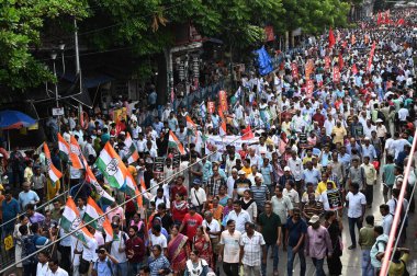 KOLKATA, INDIA - 13 Temmuz: Sol Cephe, Kongre Partisi, ISF ve diğer müttefik partiler Bengal Panço 2023 seçimlerinde şiddete ve insanların öldürülmesine karşı düzenlenen merkezi protesto mitingine katıldılar ve Devlet Hükümeti ve Devlet Seçim Eşbaşkanlığını eleştirdiler