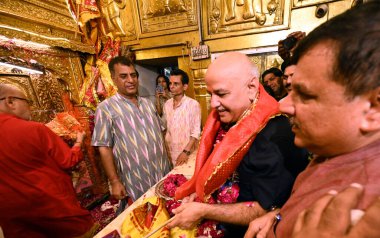 NEW DELHI, INDIA - 10 AĞUSTOS: Eski Delhi Genel Başkan Yardımcısı ve Aam Aadmi Partisi (AAP) lideri Manish Sisodia, Yüksek Mahkeme tarafından Delhi Vergi Politikası davasında kefaletle serbest bırakıldıktan sonra Connaught Place 'deki Hanuman Tapınağında namaz kılmaya başladı