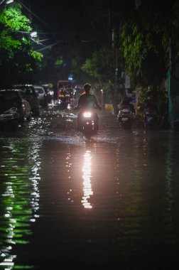NOIDA, INDIA - 10 AĞUSTOS Cuma akşamı yağmurdan sonra 19. Bölge sakinleri, 10 Ağustos 2024 'te Noida, Hindistan' da bir gecede su bloklama nedeniyle birçok sorunla karşılaştı. (Fotoğraf: Sunil Ghosh / Hindustan Times ) 