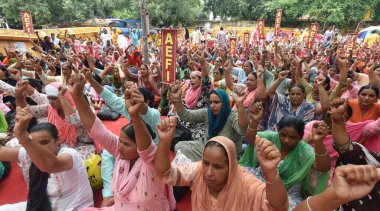 NEW DELHI, INDIA - 28 Temmuz 2023 'te Anganwadi çalışanları ve yardımcıları, Hindistan' ın Yeni Delhi kentinde 28 Temmuz 2023 'te Jantar Mantar' da Anganwadi İşçi Federasyonu (AEFI) bayrağı altında ülke çapındaki protestoları protesto ettiler. Şey...