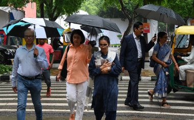 NEW DELHI, INDIA - 10 AĞUSTOS: 10 Ağustos 2024 tarihinde Yeni Delhi, Hindistan 'da şiddetli yağış sırasında insanlar görüldü. (Fotoğraf: Sonu Mehta / Hindustan Times 