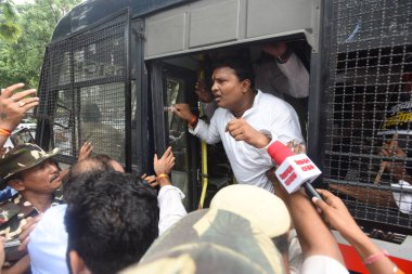 NEW DELHI, INDIA - 3 Temmuz 2023 'te Hindistan' ın Yeni Delhi kentinde Manipur Başbakanının istifasını isteyen Hindistan Gençlik Kongresi eylemcilerinin kişisel bilgileri. 