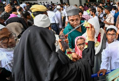 NEW DELHI, INDIA - 3 Temmuz 2023 'te Hindistan' ın Yeni Delhi kentinde Hac Yatra 'yı tamamladıktan sonra Indira Gandhi Uluslararası Havalimanı T3' ten çıkan Müslüman hacı. Fotoğraf: Raj K Raj / Hindustan Times)