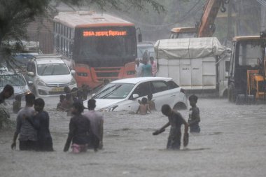 8 Temmuz 2023 'te Yeni Delhi, Hindistan' da Rohtak Yolu 'ndaki yoğun yağış sonrası, banliyö sakinlerinin sularda hareket ettiği görüldü. Delhi-NCR, Cuma ve Cumartesi gecelerinde şiddetli yağmurdan sırılsıklam olmuştu. Gecelik.